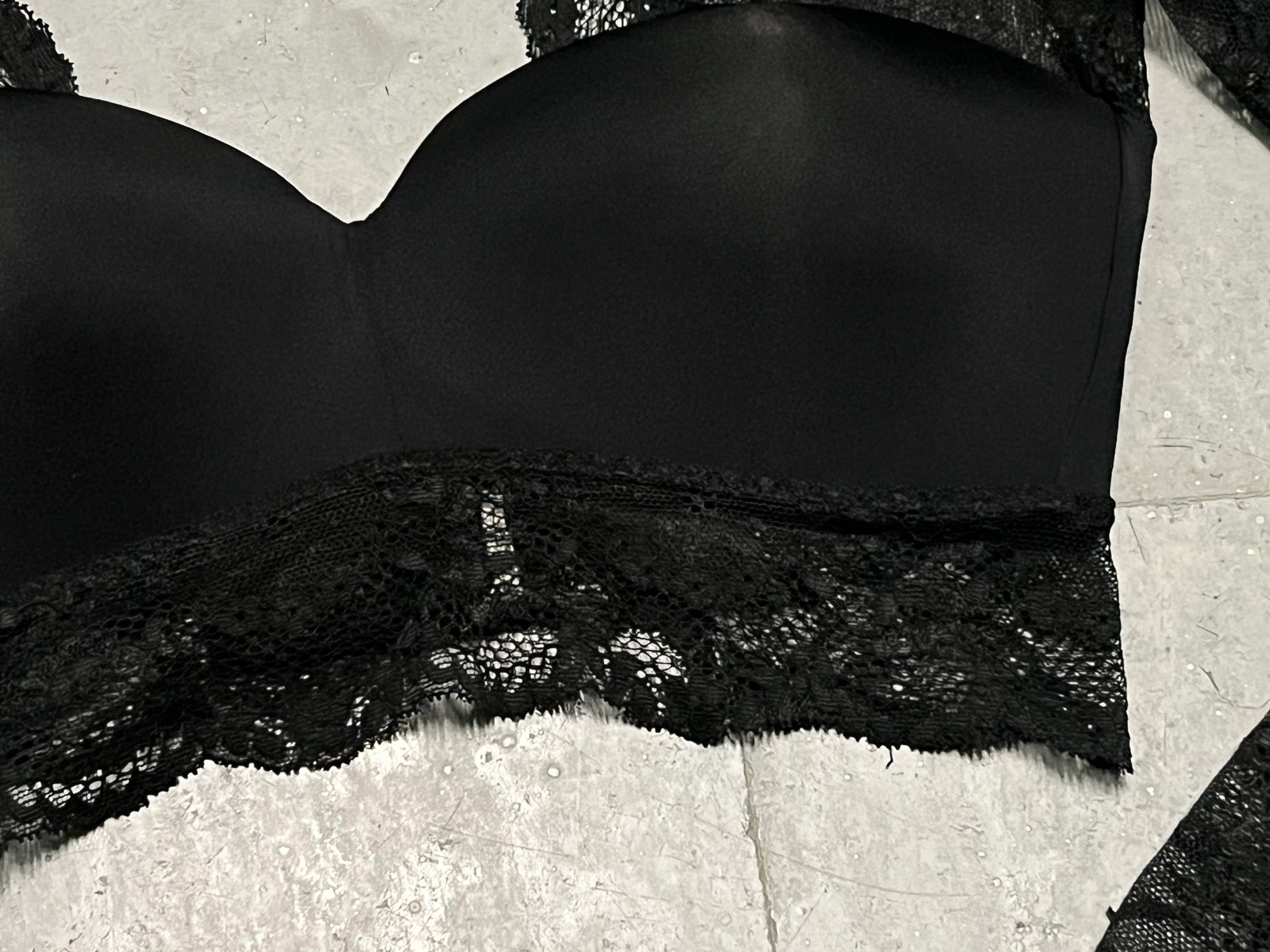 Top cropped preto com mangas de renda – photo 5